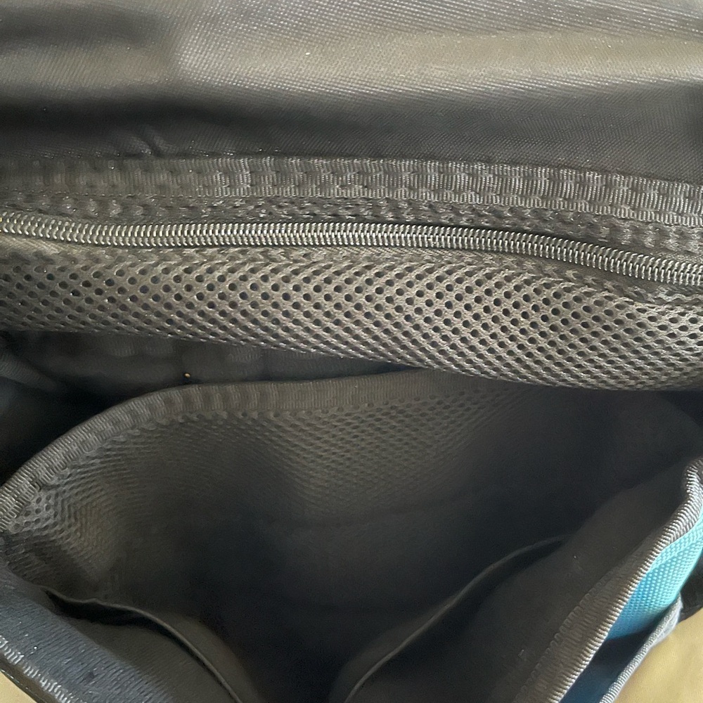 Wii Nintendo console case Black and Gray Messenger Bag for viedos and games! - Picture 4 of 6